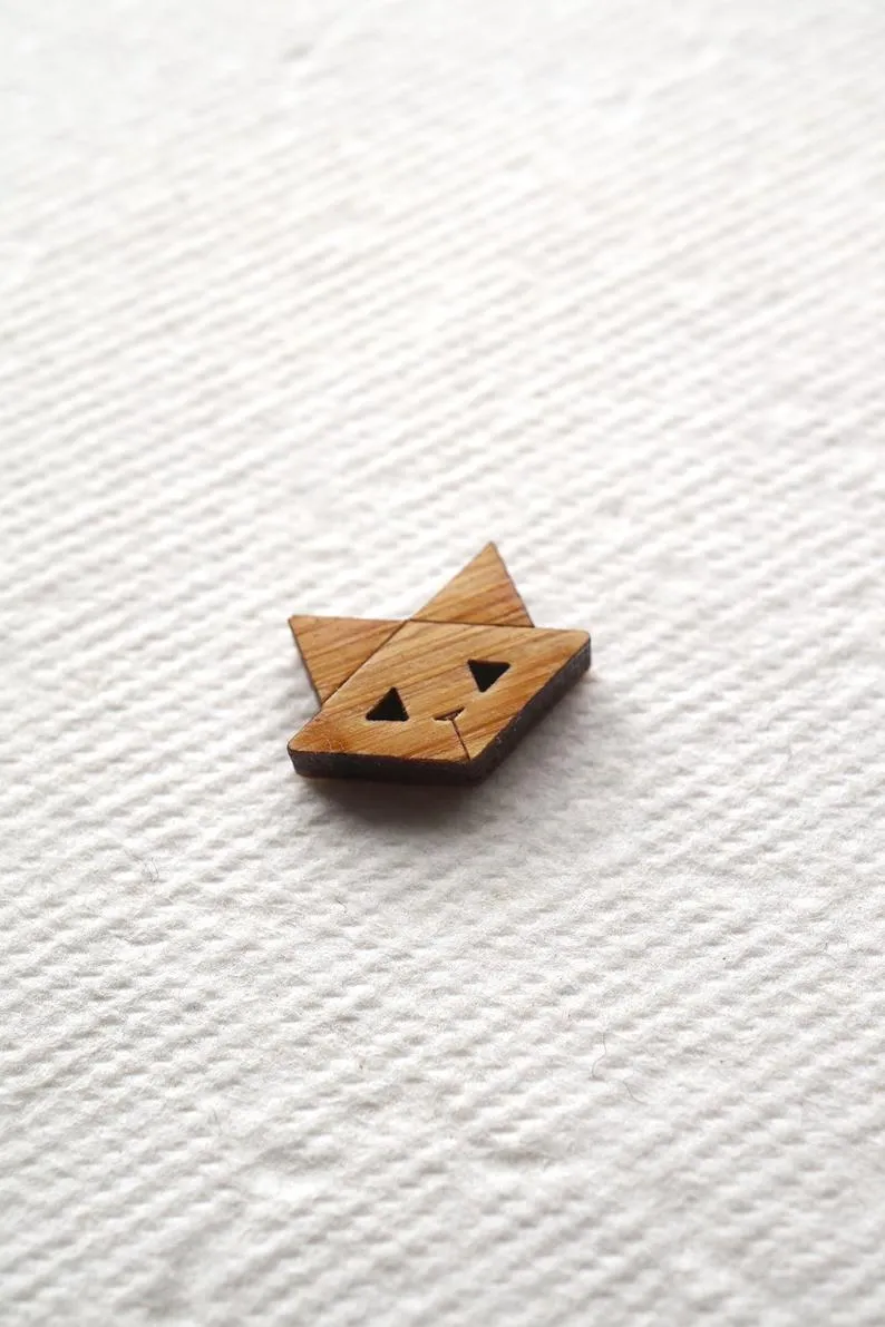 ARROW MOUNTAIN • CAT BAMBOO BUTTONS • 16mm x 12mm