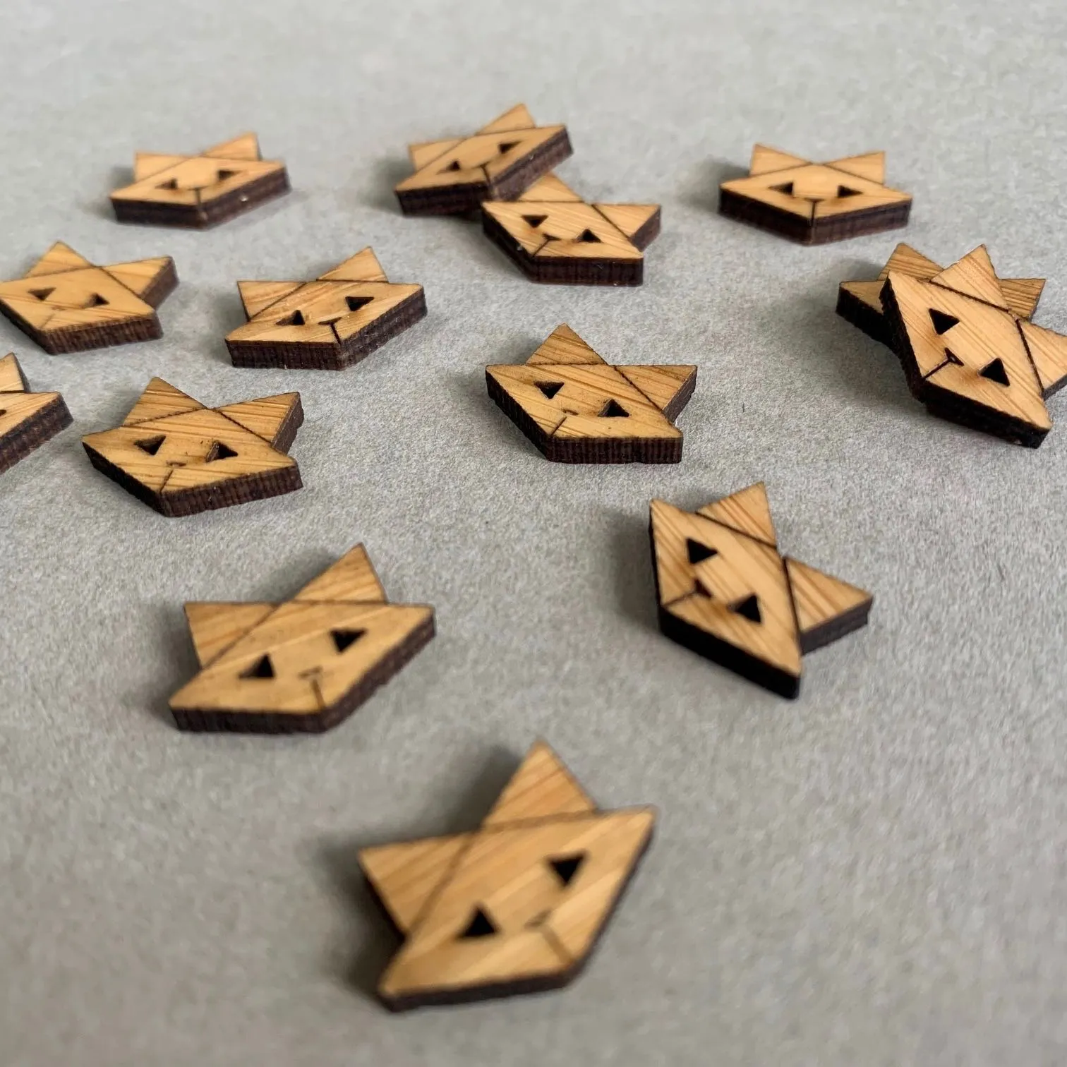 ARROW MOUNTAIN • CAT BAMBOO BUTTONS • 16mm x 12mm